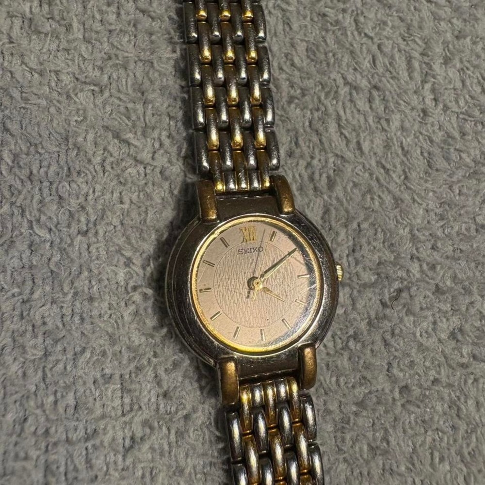 Seiko‎ watch Women's 2 Tone Quartz V701-1791